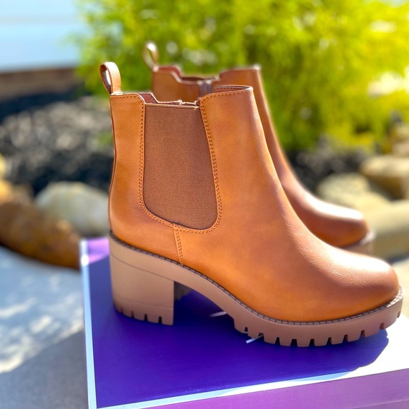 Shoes - Tan booties